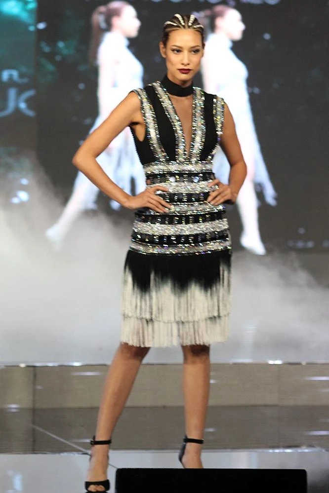 Lilly Nguyễn nhận Giải thưởng hợp đồng đại diện hình ảnh cho nhà tài trợ. Ảnh Dân trí